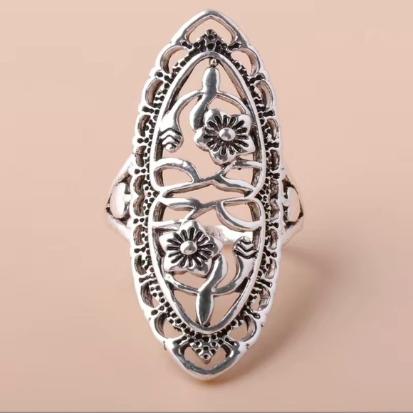 Size 5.5 Long Floral Ring - Picture 3 of 4